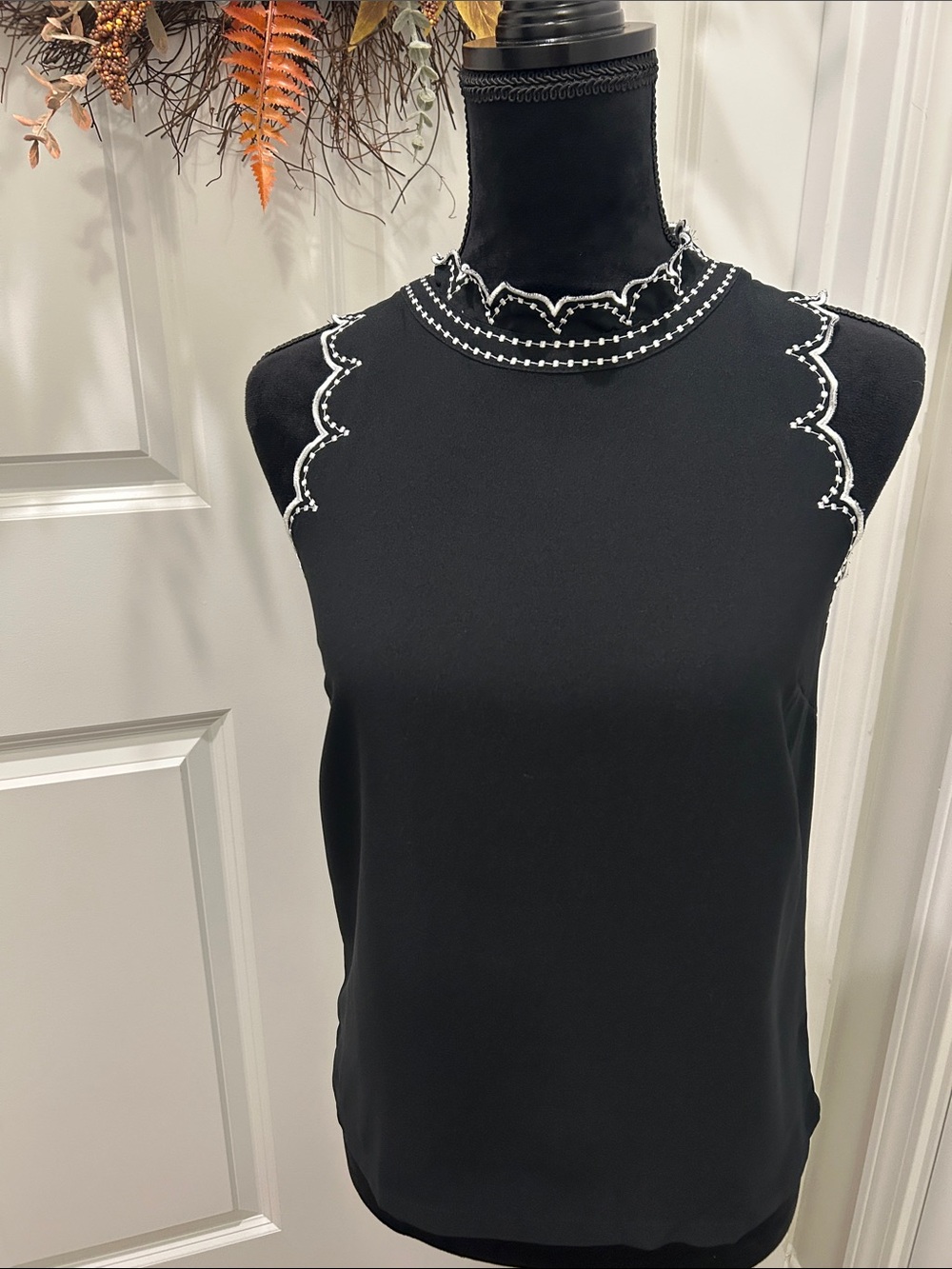 Ann Taylor Petite Black Sleeveless Pearl-Trim Mock Neck Top. Size XXSP
